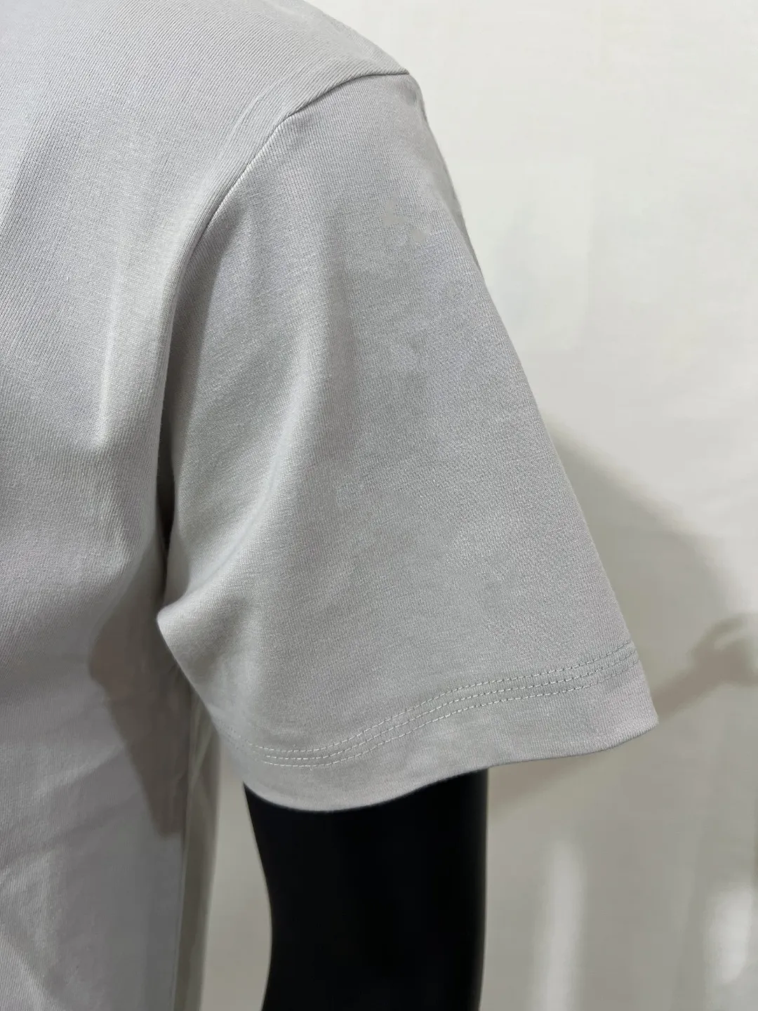 P140 Stone Island/Stone Island classic official website is on sale; small logo embroidery and pressed round neck short-sleeved T-shirt, strictly control the size of the logo, neat and clear letters, and the details are consistent with the original version; the original 240g double yarn 100% cotton fabric is selected; the upper body is simple, beautiful and very durable, with three-needle stitching and high-standard workmanship, with complete three-label details, high-temperature washing, soft fabric, better breathability, no shrinkage or deformation after washing, versatile style Match as you like, European size version, colors: black, dark gray, lilac gray, white; sizes XS-L, (L can wear up to 200 pounds)